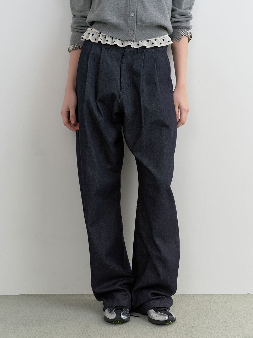 CURVED PINTUCK DENIM PANTS INDIGO