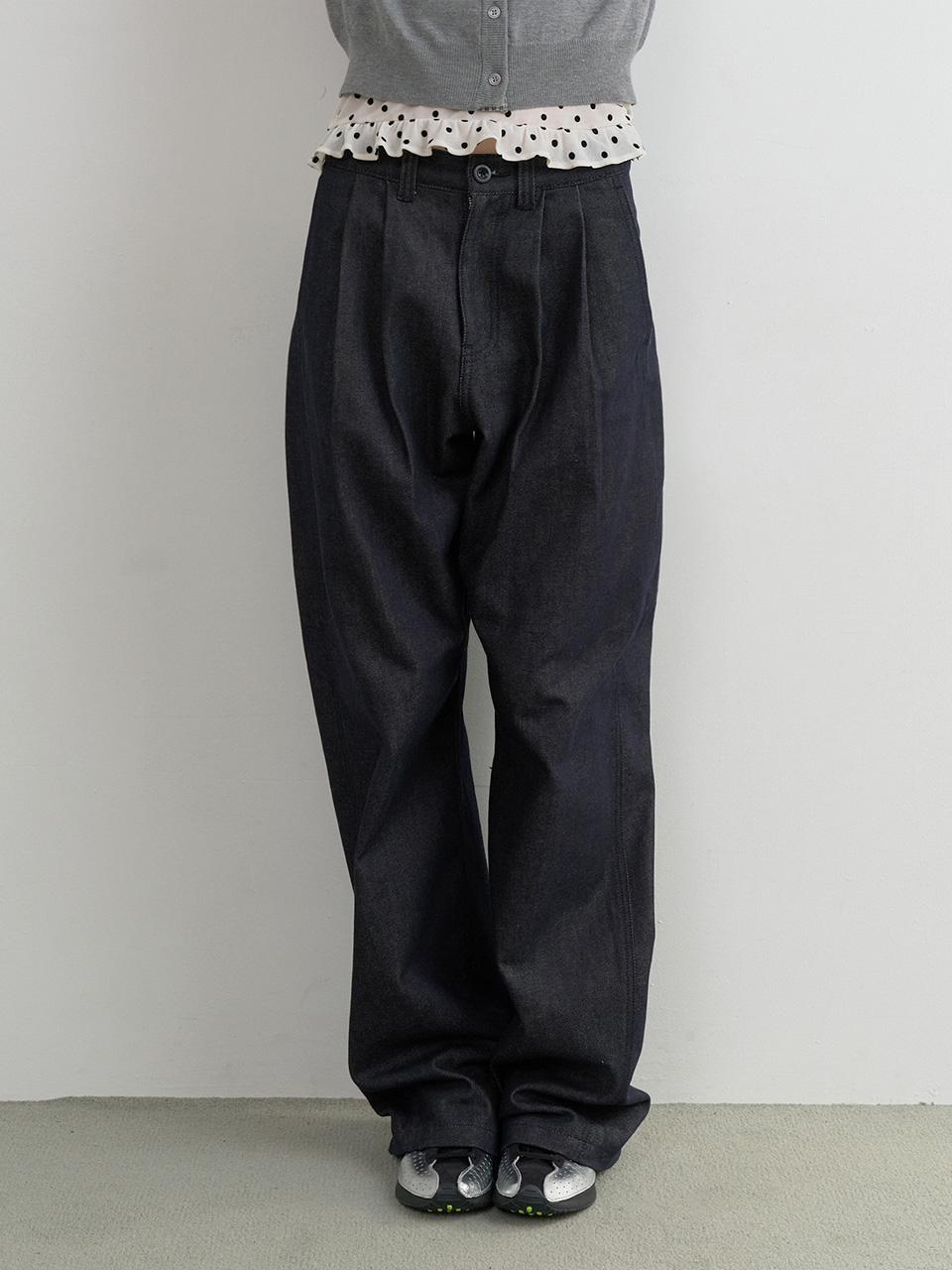 CURVED PINTUCK DENIM PANTS INDIGO