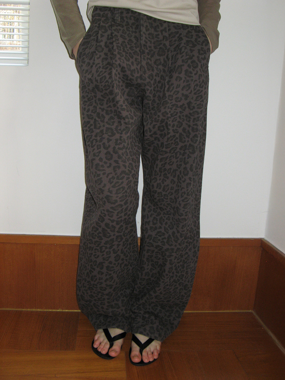 CURVED PINTUCK LEOPARD DENIM PANTS GRAY