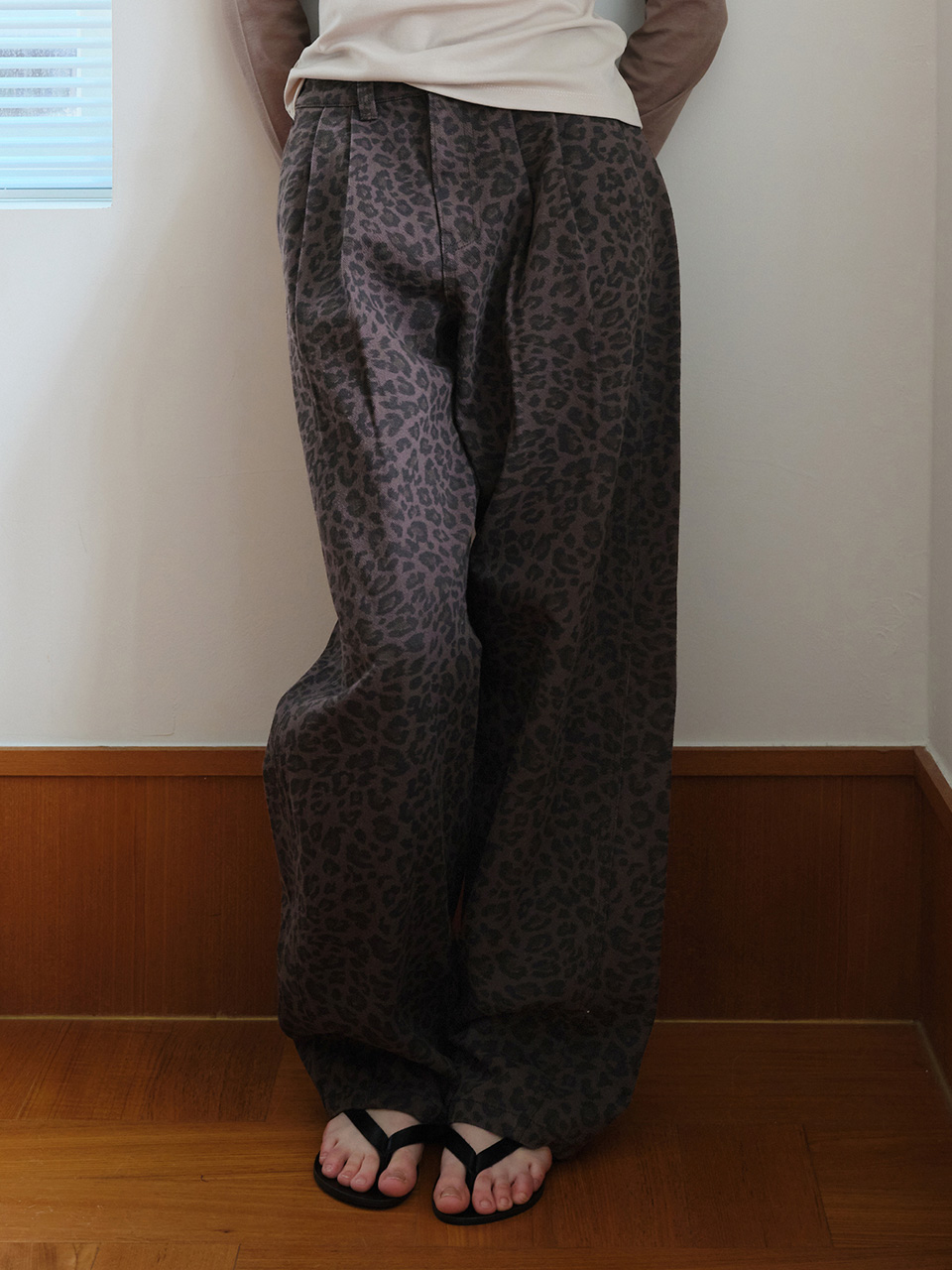 CURVED PINTUCK LEOPARD DENIM PANTS GRAY