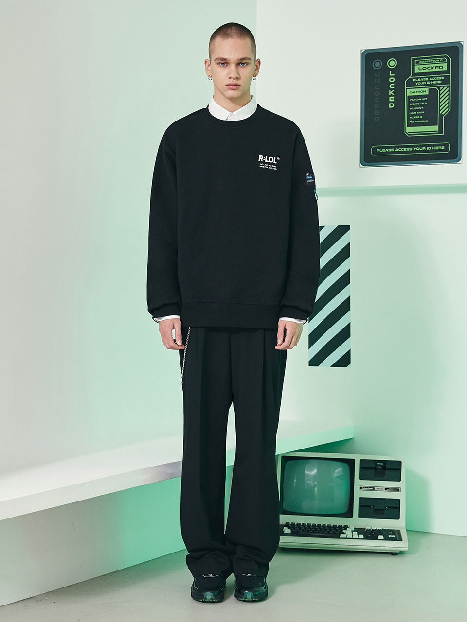 (TS-21124) R:LOL LOGO SWEATSHIRT BLACK
