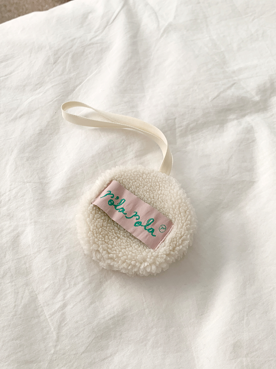 [ROLAROLA X SAKI] ORNAMENT KEYRING WALLET IVORY