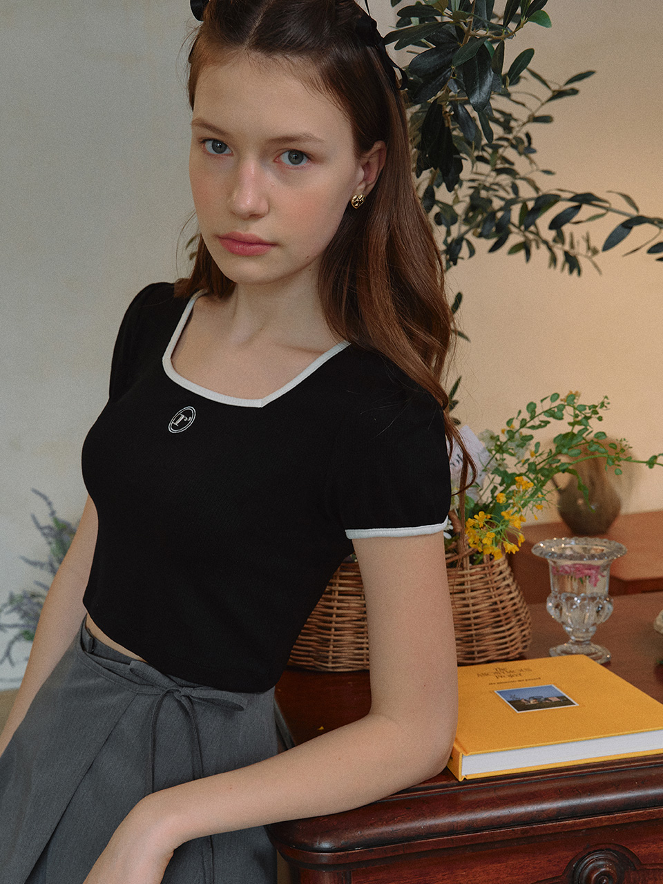 SQUARE NECK LOGO T-SHIRT BLACK